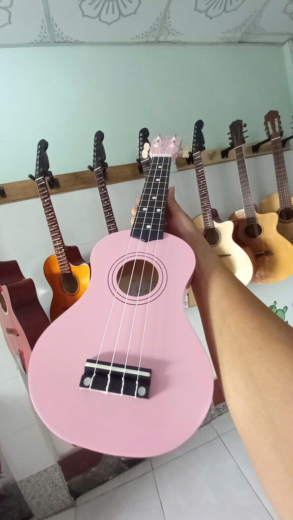 ukulele mat truoc